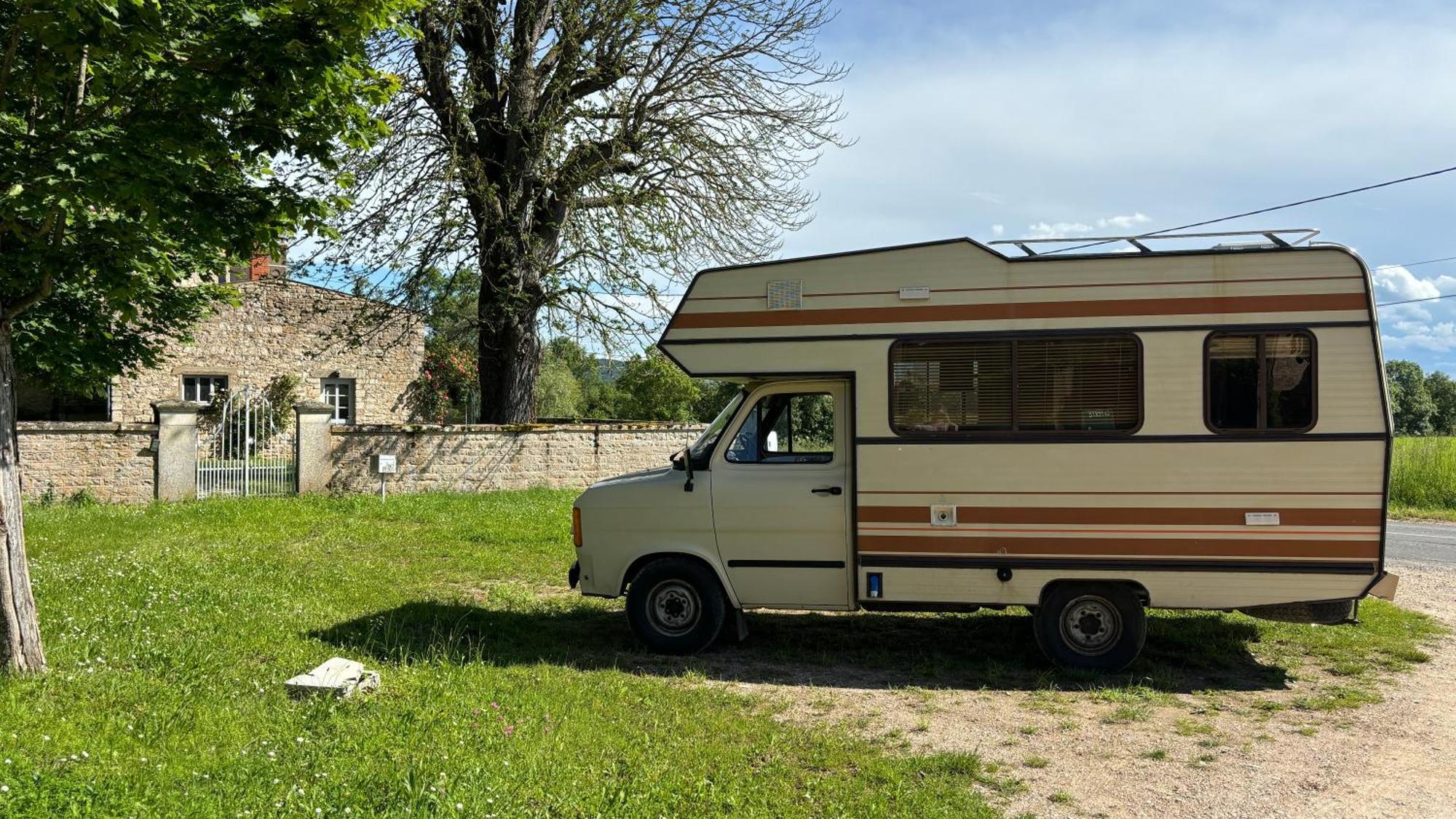 Ficelle, Chambre D'Hotes En Camping Car Vintage Bed & Breakfast Romenay Dış mekan fotoğraf